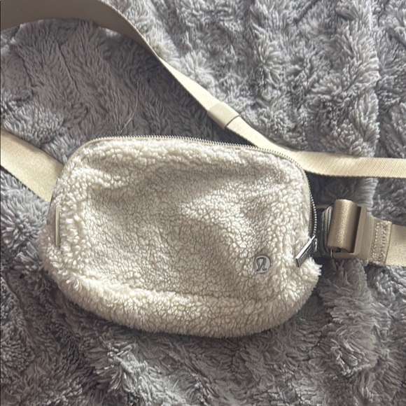 lululemon crossbody bag cream Everywhere Belt 1L (Neo Mint) The lightweight design and adjustable strap provide all Lululemon cross body camera bag